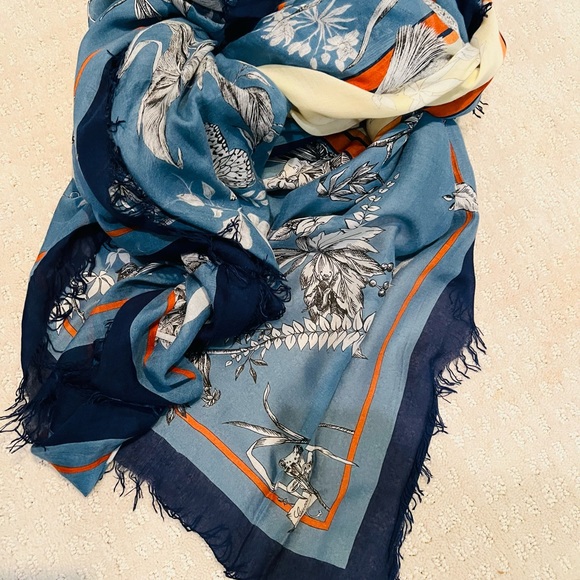 Beautiful Gucci Scarf - Picture 1 of 6